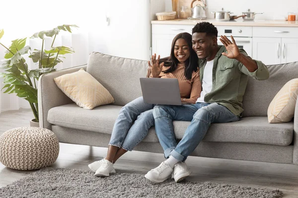 Família afro-americana feliz usando o computador em casa — Fotografia de Stock