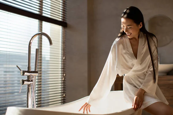 Gelukkig aantrekkelijk japans dame zitten op bad, kopiëren ruimte — Stockfoto
