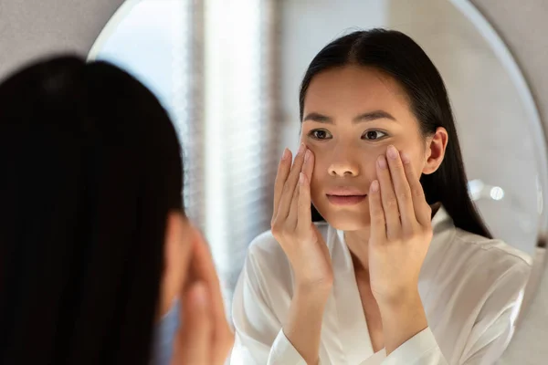 Close-up de mulher asiática se sentir triste, sua pele é oleosa — Fotografia de Stock