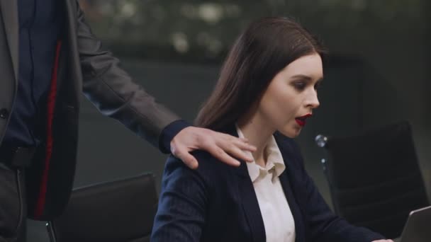 Nee tegen seksuele intimidatie. wellustige man baas aanraken van zijn vrouwelijke assistent op kantoor, ongelukkige vrouw verwerpen molestatie — Stockvideo
