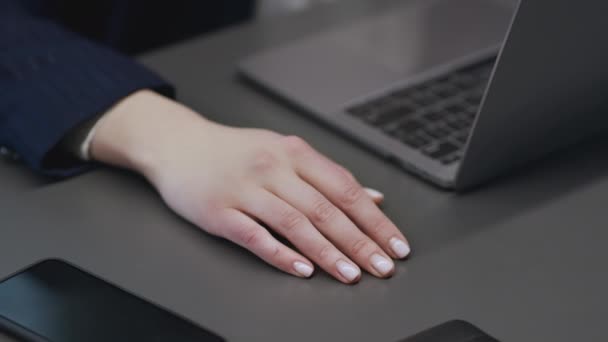 Sexuální obtěžování. Neznámá dáma pracující v kanceláři, chlípný muž dotýkající se její ruky, podrážděná dáma odstrkující ho — Stock video