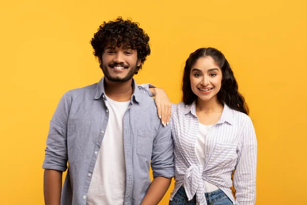 Heureux milléniaux. Portrait de conjoints indiens romantiques posant sur fond jaune et souriant à la caméra — Photo