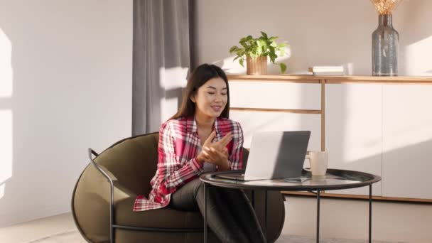 Veselý japonky žena video volající mluvit k notebooku doma — Stock video