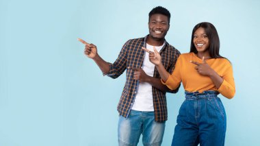 Heyecanlı siyah çift bedava fotokopi alanını ve panoramayı işaret ediyor