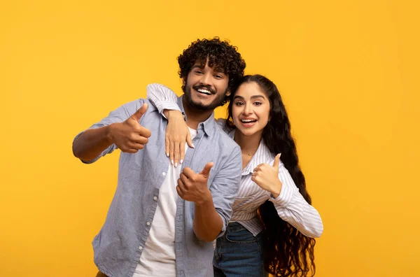 Η καλύτερη επιλογή. Πορτρέτο του ενθουσιασμένοι ινδική ζευγάρι δείχνει αντίχειρες επάνω χειρονομία, έγκριση ή να προτείνει κάτι καλό — Φωτογραφία Αρχείου