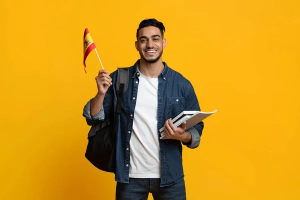 Étudiant positif du Moyen-Orient montrant le drapeau de l'Espagne — Photo