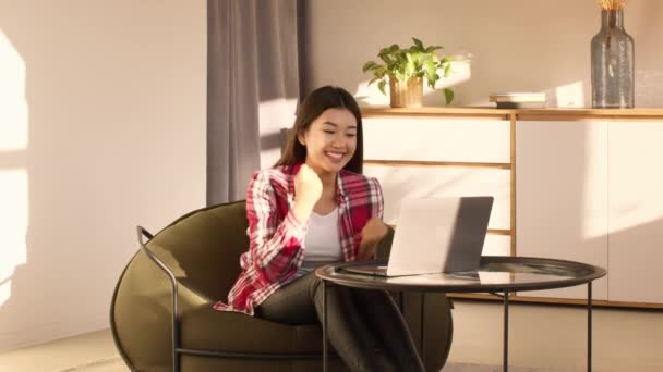 Mulher Asiática Usando Laptop Gesturing Sim Celebrando o Sucesso Em Casa — Vídeo de Stock