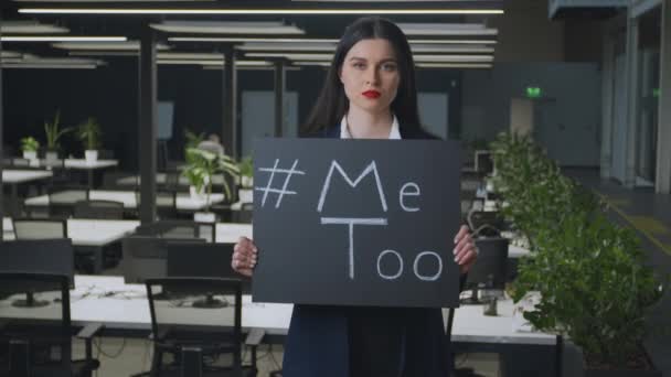 Me Too Harassment Campaign. Mladá podnikatelka držící plakát s textovkou mě také zastavit pohlavní zneužívání žen — Stock video