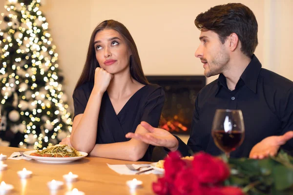 Aburrido novia infeliz escuchando a su novio que habla — Foto de Stock