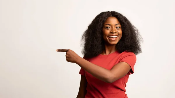 Grande Promoção. Alegre Africano Americano Feminino Apontando Fora Com Dedo — Fotografia de Stock