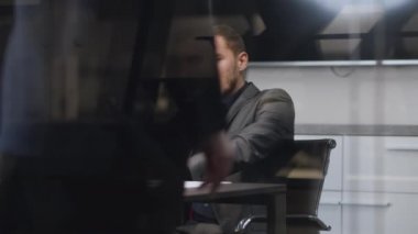 Genç adam telefonda konuşuyor. Çekici bayan meslektaşım gelip masaya oturuyor. İş arkadaşını baştan çıkarıyor.