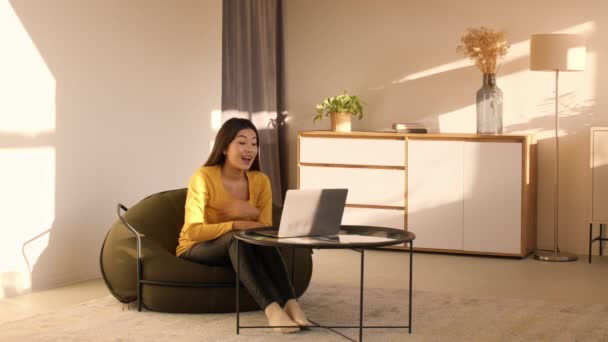 Feliz ásia mulher fazendo vídeo chamada usando laptop em casa — Vídeo de Stock