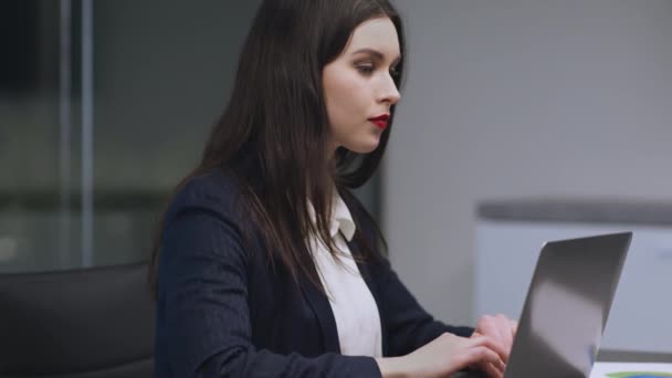 Jonge aantrekkelijke vrouw typen op laptop lijden aan baas intimidatie, onherkenbaar wellustige man aanraken van vrouwelijk haar — Stockvideo
