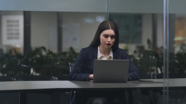 Jovencita trabajando en el ordenador portátil en la oficina, hombre lujurioso jefe tocando su hombro, mujer enojada empujándolo lejos — Vídeos de Stock