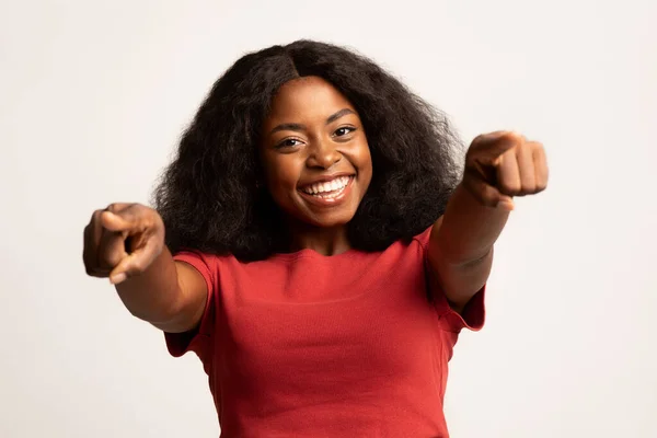 年轻快乐的非洲裔美国女性在相机前指点两只手指的肖像 — 图库照片