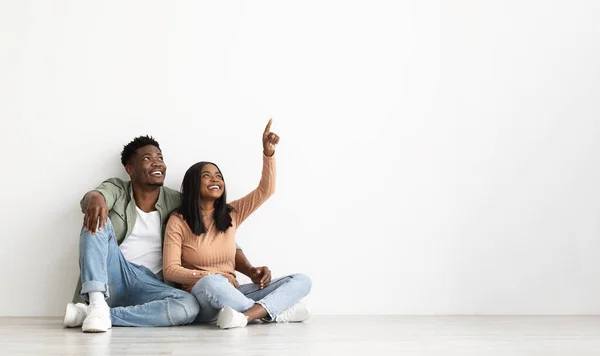 Vackra svarta älskare pekar på kopia utrymme mot vitt — Stockfoto