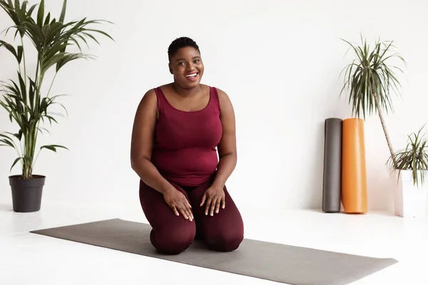 Feliz sobrepeso negro señora yoga instructor sonriendo en cámara —  Fotos de Stock