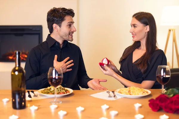 Sorrindo mulher fazendo proposta com anel para seu homem — Fotografia de Stock