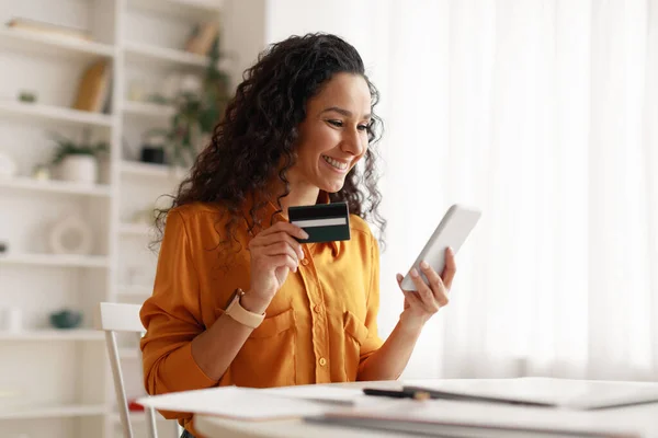 Donna che utilizza Smartphone Shopping Online Holding Carta di credito a casa — Foto Stock