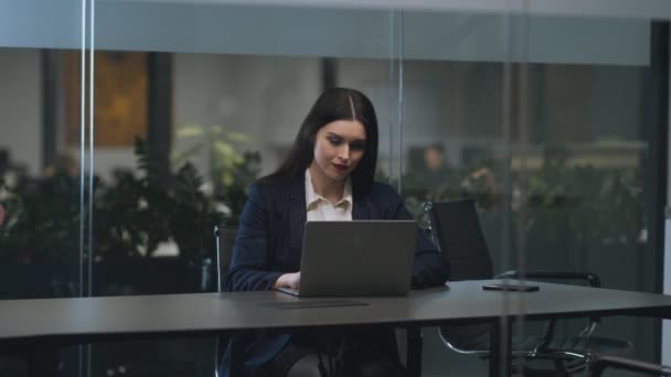 Flirta på arbetsplatsen. Ung affärskvinna arbetar på laptop på kontoret, hennes manliga kollega kommer och smeker henne — Stockvideo