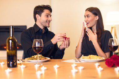 Genç adam kadınına yüzükle evlenme teklif ediyor.