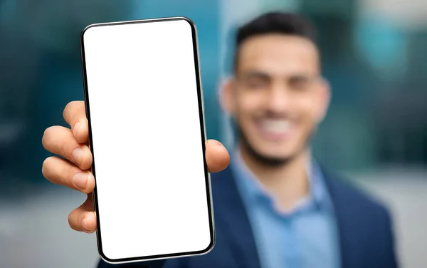 Grande smartphone vuoto con schermo bianco in mano uomo d'affari arabo, Mockup — Foto Stock