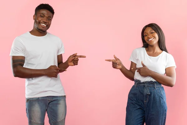 Aufgeregtes schwarzes Paar zeigt mit dem Finger aufeinander — Stockfoto