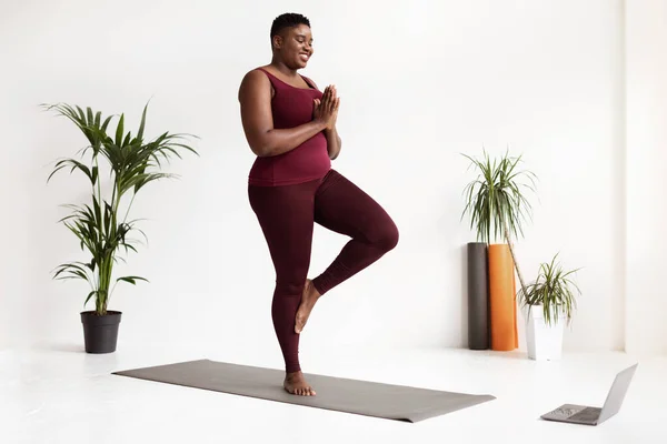 Feliz gorda negra en ropa deportiva asistiendo a clase de yoga online —  Fotos de Stock