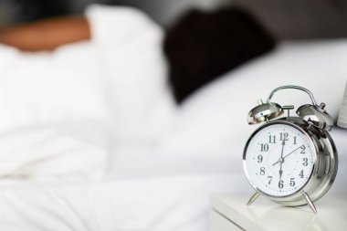 Yatağın başındaki alarm, uyuyan siyah bayanı tanıyamadı.