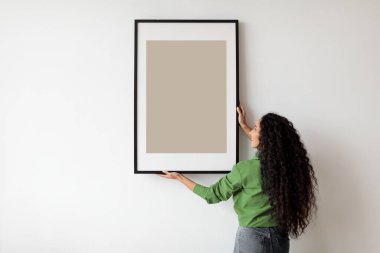 İçerideki Duvara Boş Poster Asan Mutlu Kadın