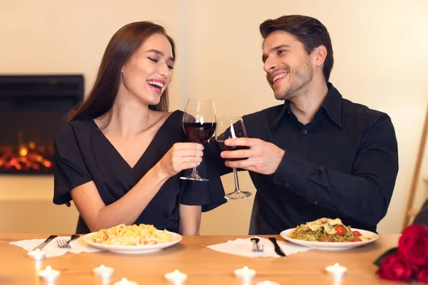 Szczęśliwa kobieta i mężczyzna pijący wino na randce — Zdjęcie stockowe