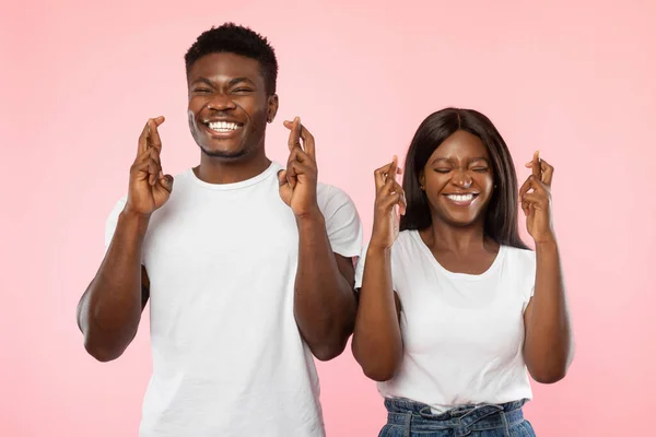 Förhoppningsvis Afrikanska Amerikanska par korsande fingrar, banderoll — Stockfoto