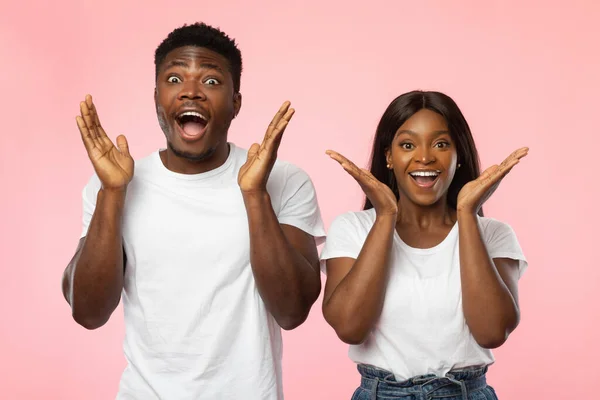 Retrato de pareja negra joven emocionada escuchando grandes noticias —  Fotos de Stock