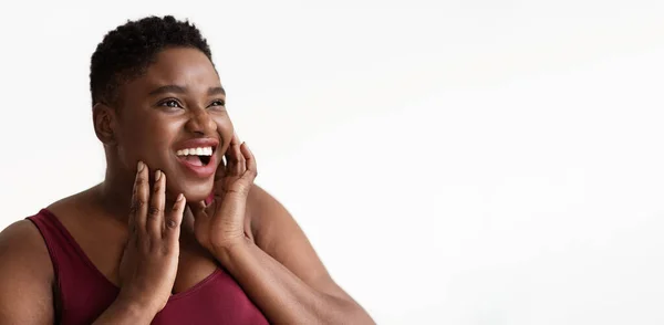 Szoros portré boldog pufók fekete nő, másolás tér — Stock Fotó
