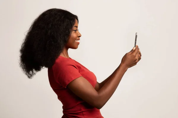 Comunicación en línea. Perfil de Shot Of Cheerful African American Woman Usando Smartphone Moderno — Foto de Stock