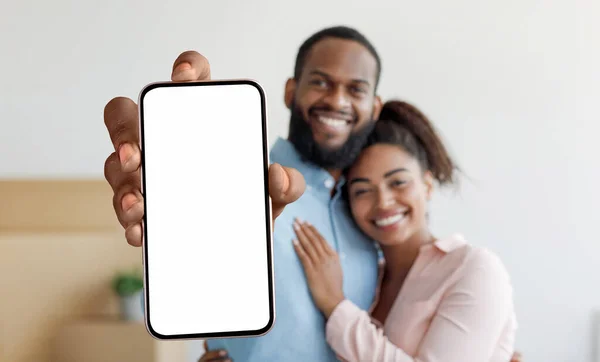 Online προσφορά. Ευτυχισμένο μαύρο ζευγάρι που επιδεικνύει μεγάλο smartphone με λευκή οθόνη — Φωτογραφία Αρχείου