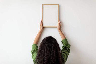Duvarda asılı duran kadının arka plan görüntüsü.