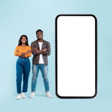 Beyaz boş akıllı telefon ekranı gösteren çift, boş ekran