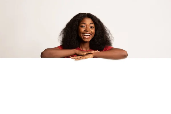 大白空白广告牌上快乐的黑人女性 — 图库照片