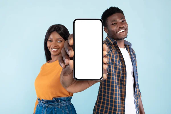 Černý pár zobrazující dva prázdné smartphony obrazovku pro mockup — Stock fotografie