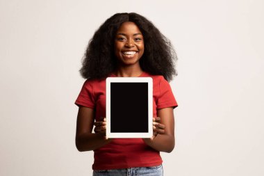 Güzel uygulama. Neşeli Afrikalı Amerikalı Kadın Boş Ekranlı Dijital Tablet Tutuyor