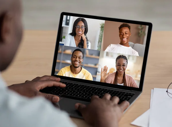 Обрізаний чорний чоловік за допомогою ноутбука, має відеочат — стокове фото