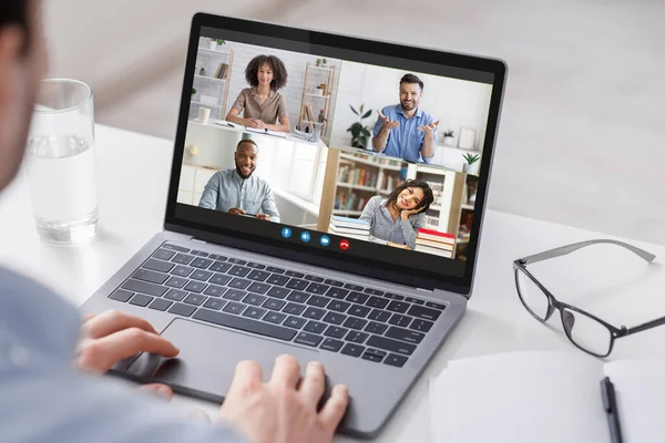 Відеоконференція. Бізнесмен використовує ноутбук для онлайн корпоративних зустрічей з різними колегами — стокове фото