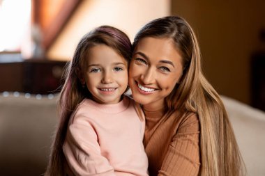 Mutlu kadın ve kızın birlikte vakit geçirdiği portre.