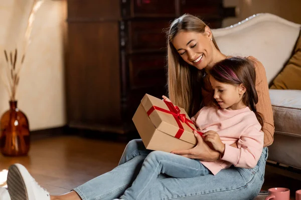 Portret van een gelukkige vrouw en dochter die feestdagen vieren — Stockfoto