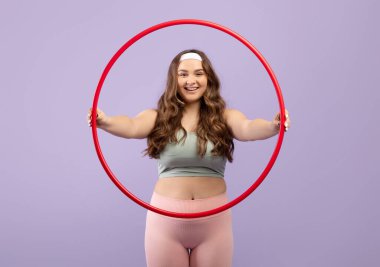 Mutlu Kafkasyalı, spor üniformalı genç bir kadın hula hoop tutabildiğine sevindim.