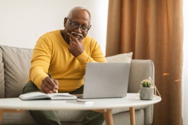 Olgun Afrikalı Amerikalı Laptop Yazıyor İçeriden Not Alıyor