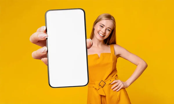 Señora mostrando blanco pantalla vacía del teléfono inteligente, primer plano — Foto de Stock