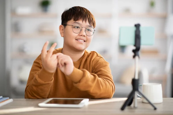 Lindo asiático adolescente chico vlogger streaming desde casa, usando celular —  Fotos de Stock