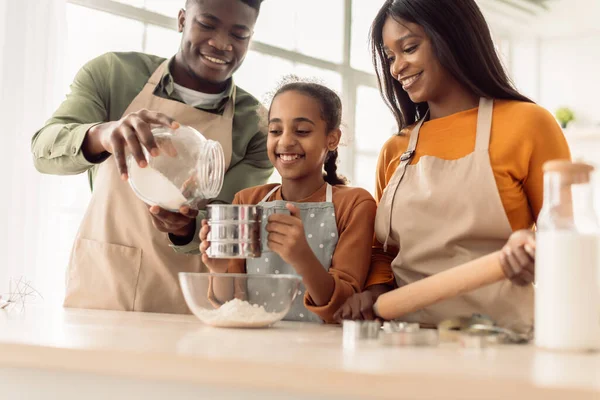 Negro familia usando harina tamizador hacer masa hornear en cocina — Foto de Stock